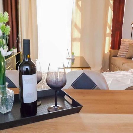 H&O Boulevard Breeze Apartment! Paphos Bagian luar foto