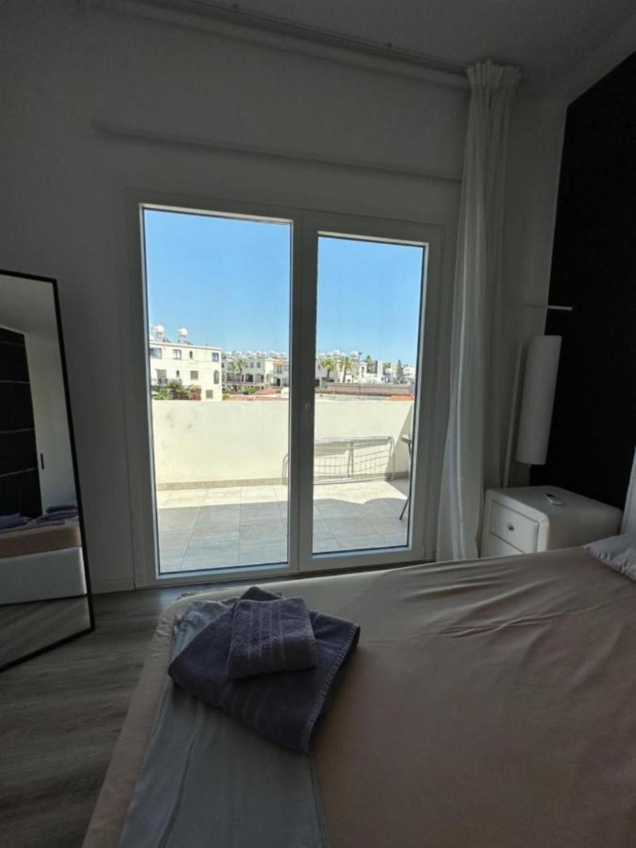 H&O Boulevard Breeze Apartment! Paphos Bagian luar foto
