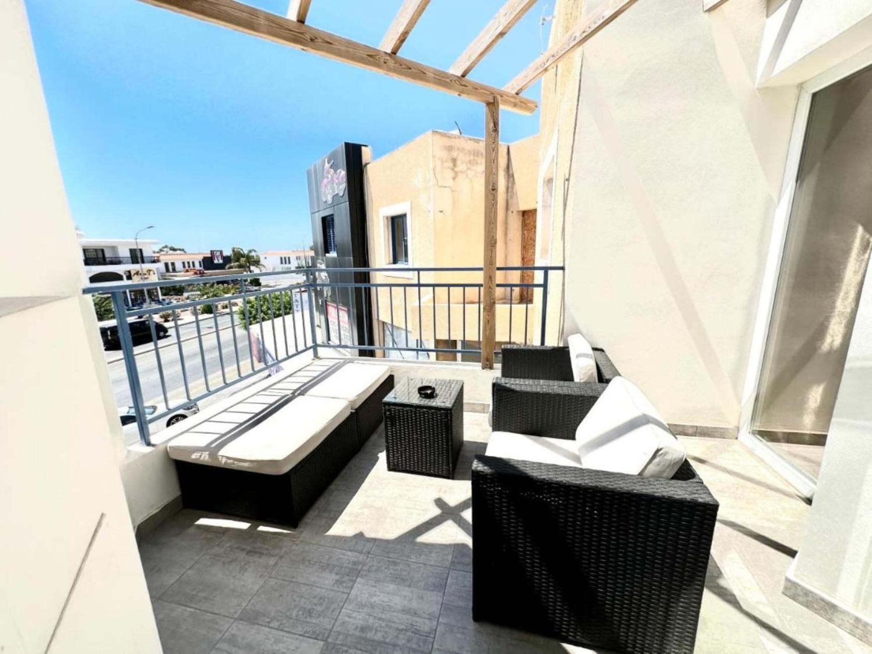 H&O Boulevard Breeze Apartment! Paphos Bagian luar foto