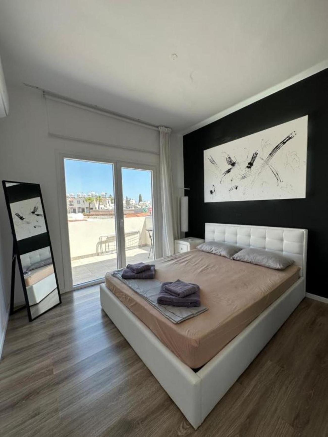 H&O Boulevard Breeze Apartment! Paphos Bagian luar foto