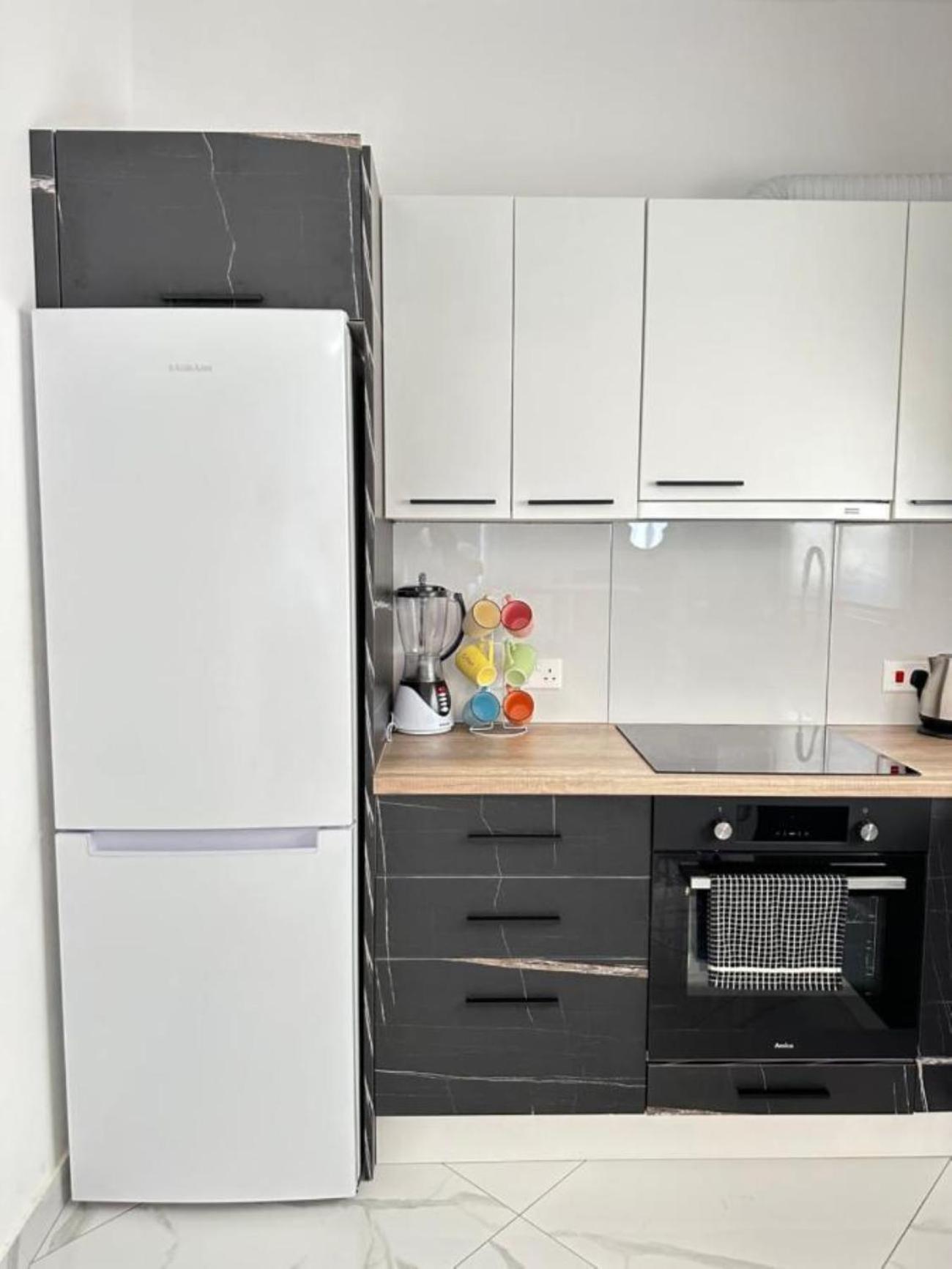 H&O Boulevard Breeze Apartment! Paphos Bagian luar foto