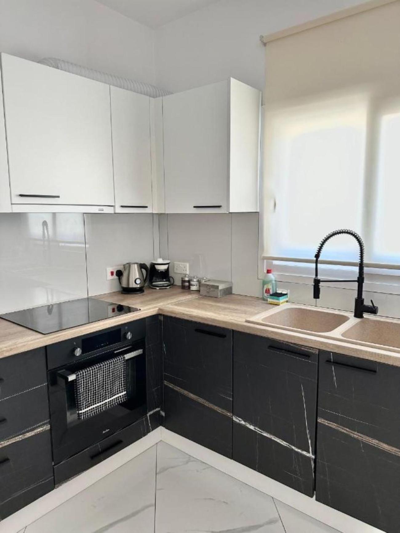 H&O Boulevard Breeze Apartment! Paphos Bagian luar foto