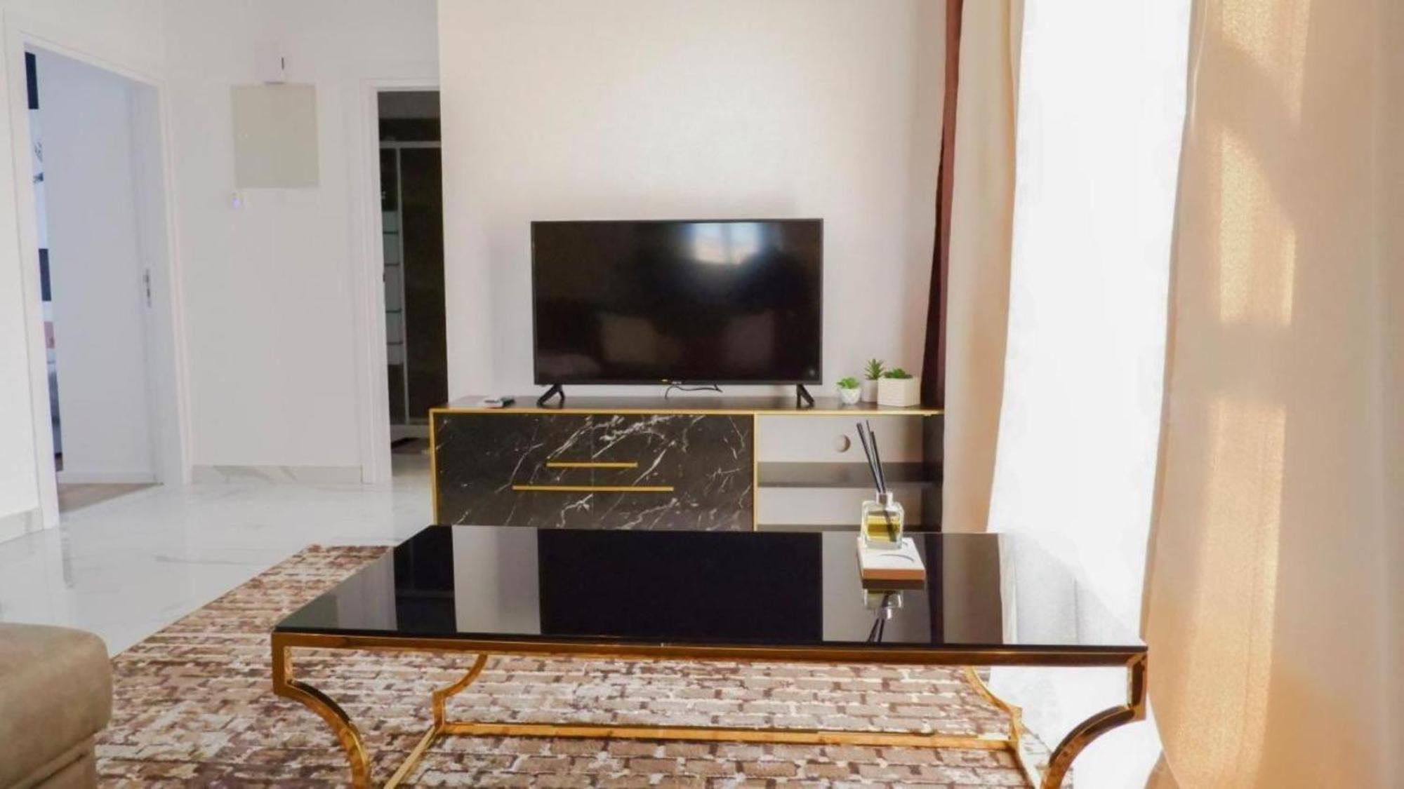 H&O Boulevard Breeze Apartment! Paphos Bagian luar foto