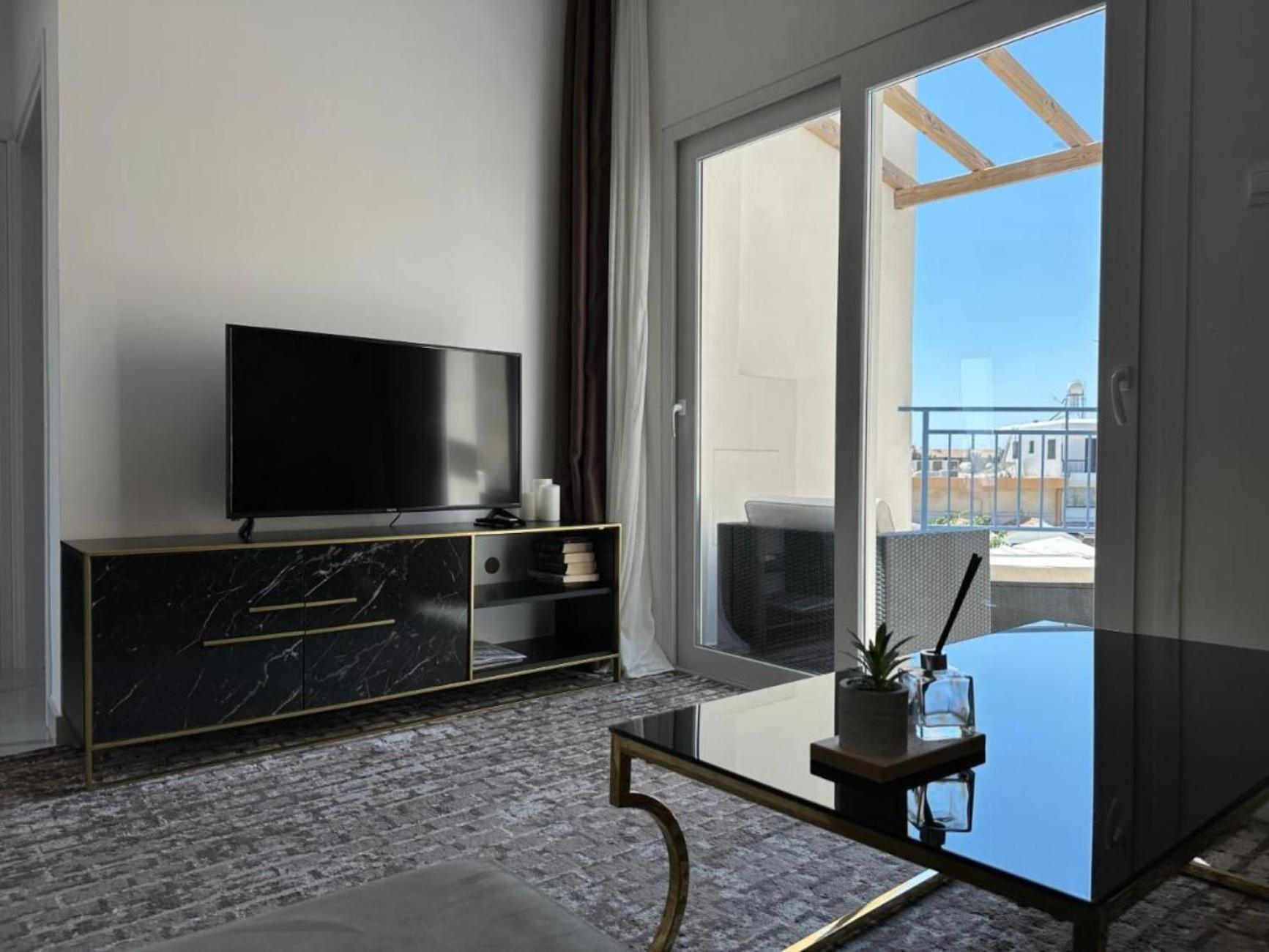 H&O Boulevard Breeze Apartment! Paphos Bagian luar foto